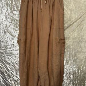 ✨ Doe & Rae Textured Cotton Pants – Size M ✨